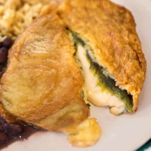 Chiles poblanos rellenos de queso Mozarela